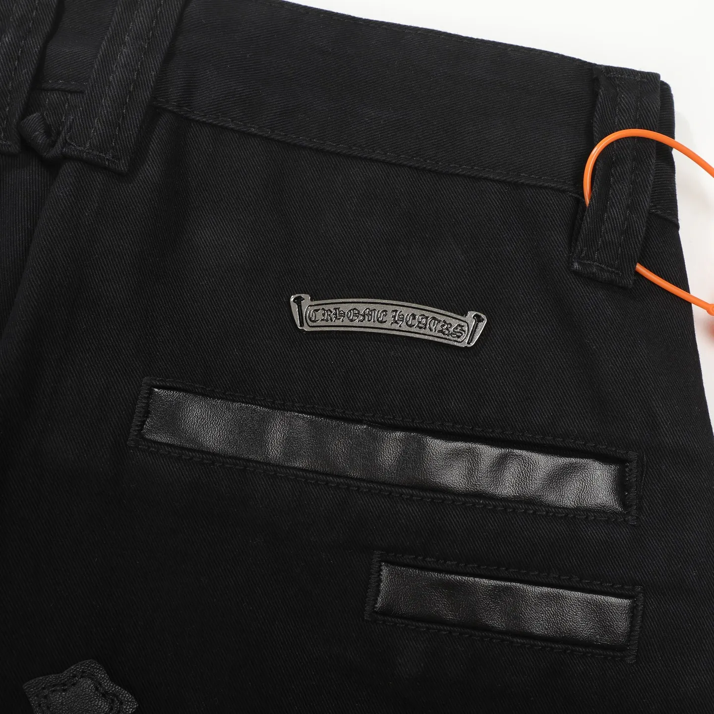 P270 Chrome Hearts CH casual black trousers cross-patched leather jeans. Original purchased and patterned to truly restore the ultimate texture of Vintage. Special Italian cowhide print and then cut. Customized sheepskin three-layer thick line leather. The whole is spliced in heavy water washing process. Craftsmen hand-splash ink. You can see the details. Three-dimensional cutting version. Loose and comfortable. Not flattering on the figure. Shows height and slimness. Factory Seiko. Original quality control. Same style for men and women. Can be matched with couples. Versatile recommendation. The must-have jeans for all seasons Color: black Size: 28/30/32/34 Waist: 73/78/83/88 Pants length: 102/104/106/108